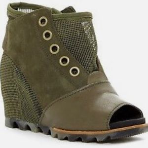 Sorel Joanie Mesh Wedge Olive Suede Leather Open Toe. Size 10.